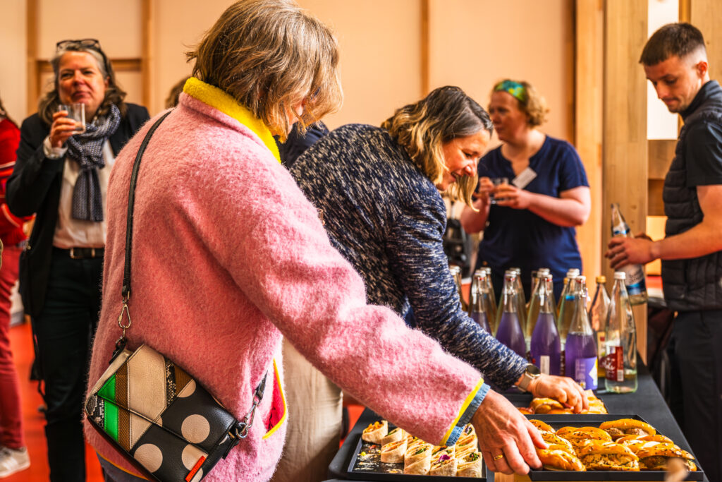 Participants se servant sur le buffet lors de la pause de l'événement