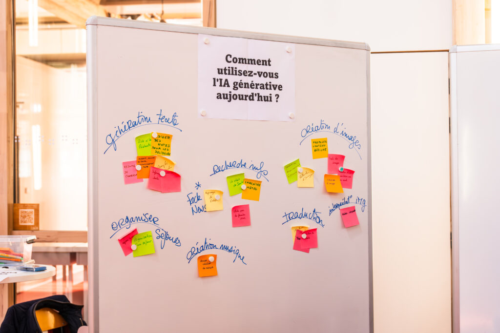 Tableau blanc couvert de post-it colorés catégorisant les usages de l'IA