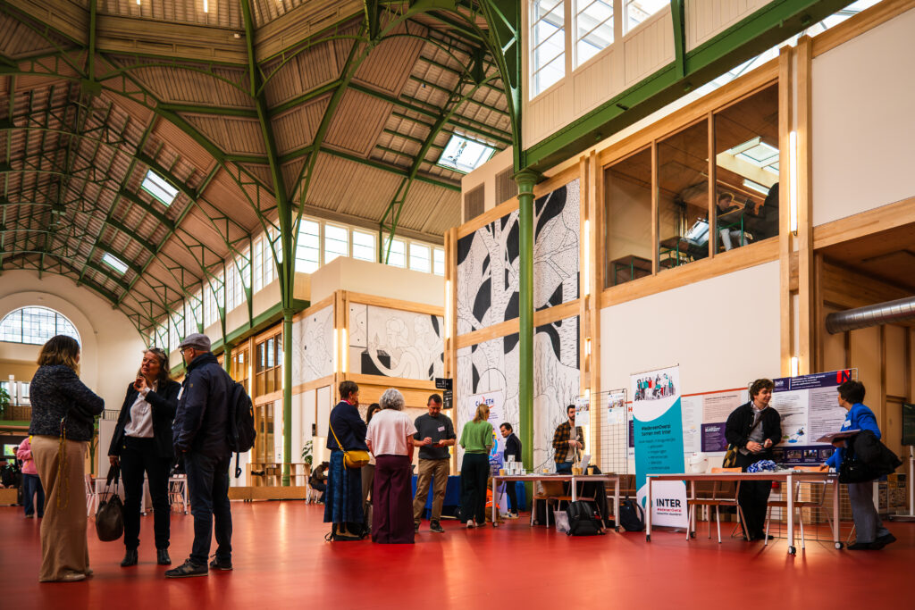 Vue générale de l'architecture intérieure en bois et métal de la grande halle du Palais Rameau.